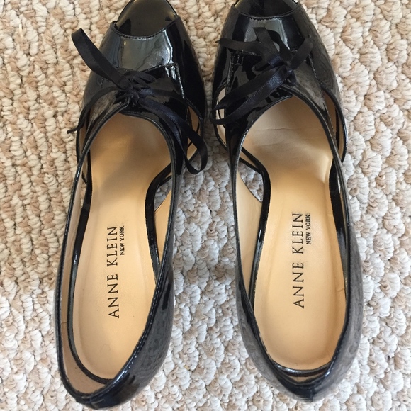 ANNE KLEIN Patent Lace-Up Peep Toe Pumps - Picture 6 of 8